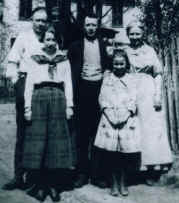 frantz-family-esther-evelyn-in-front-russell-levi-effie-in-back-row.jpg (33049 bytes)